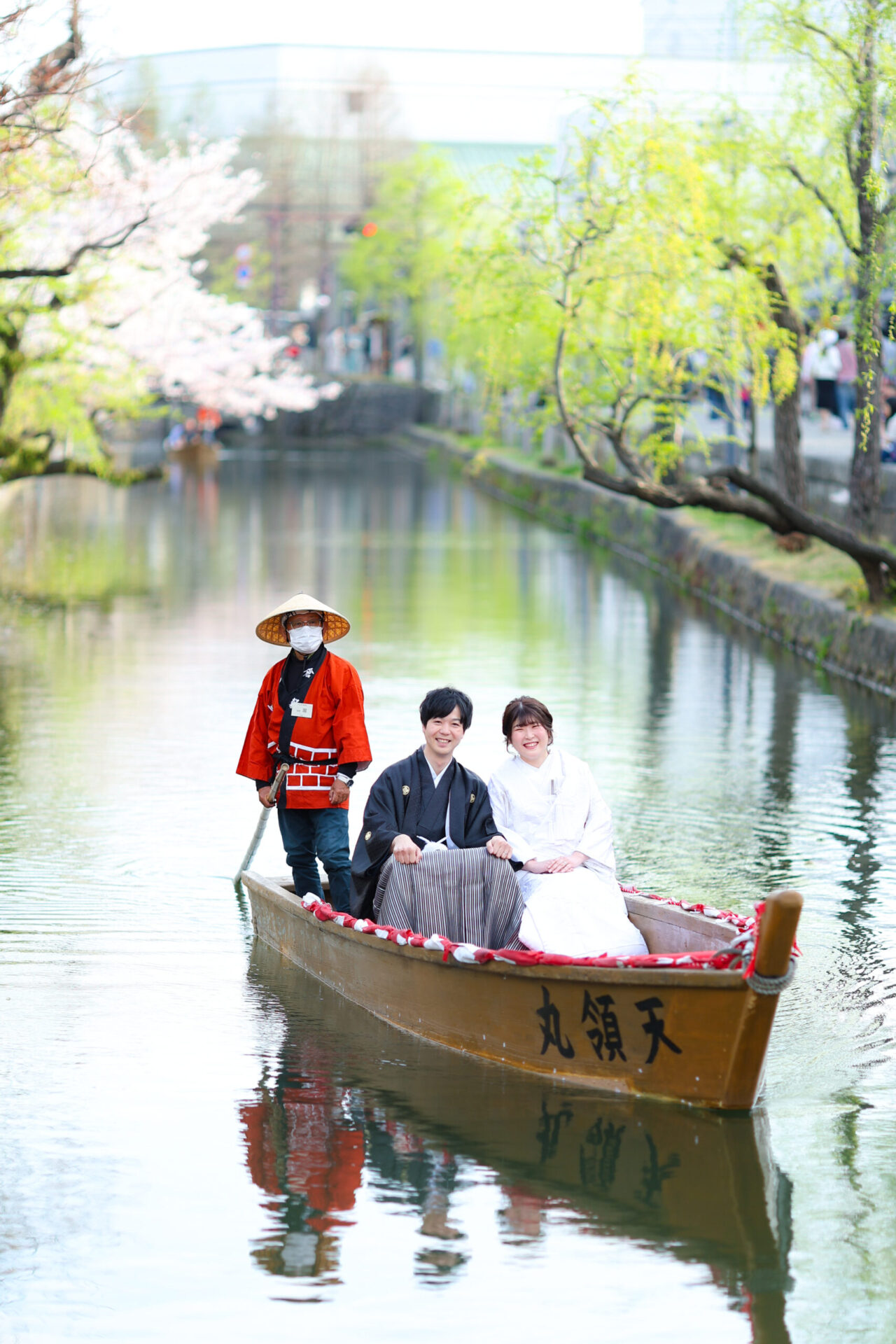 桜を背景に川舟撮影♪